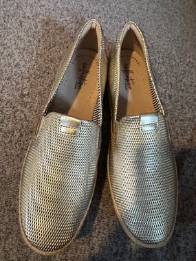Clark’s Collection silver leather Slip-On Loafers Sz 8.5